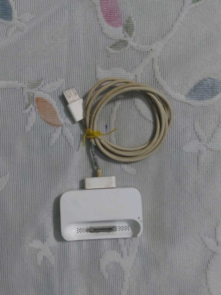 White Apple iPod Docking Station &amp; Charger