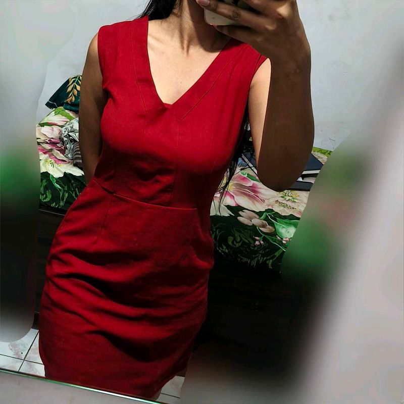 Red sleeveless dress