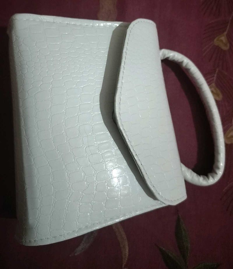 Chic White Croc Embossed Clutch