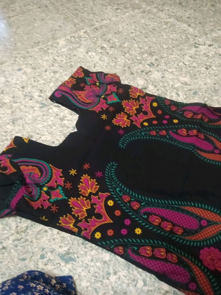 Black ⚫ beautiful print , stitched top😍rarely used. getting tight now