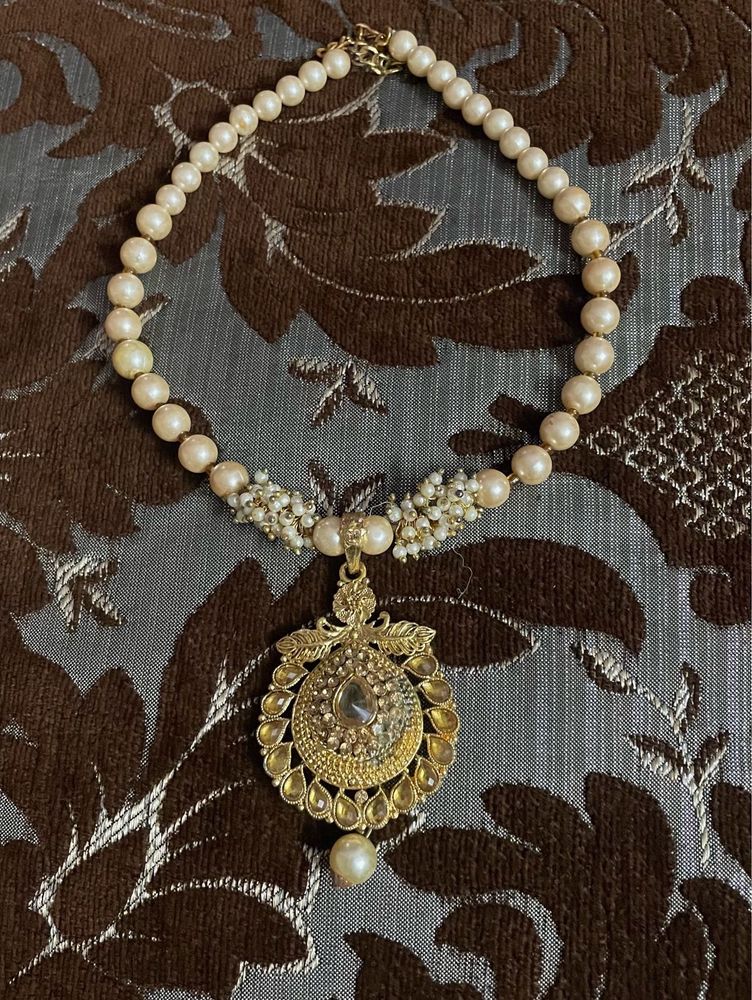 Elegant Pearl and Gold Pendant Necklace