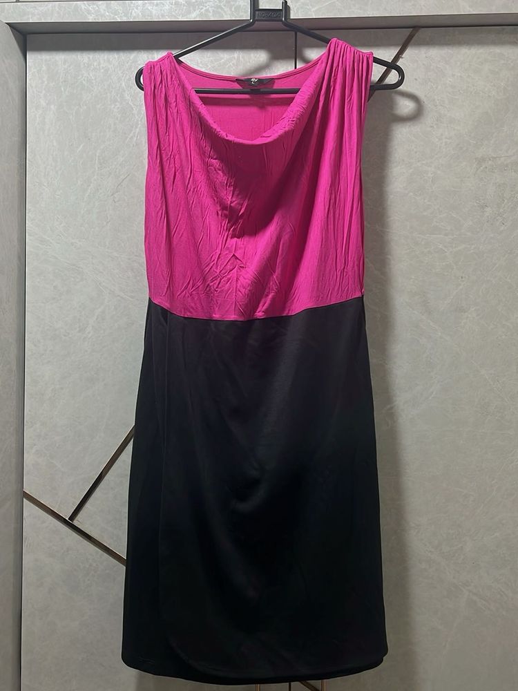 Chic Two-Tone Sleeveless Dress