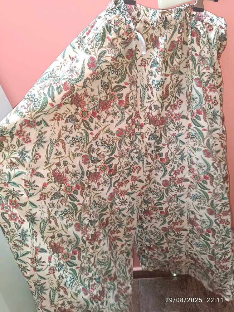 New Unused Xxl Full Flared Print Palazzos