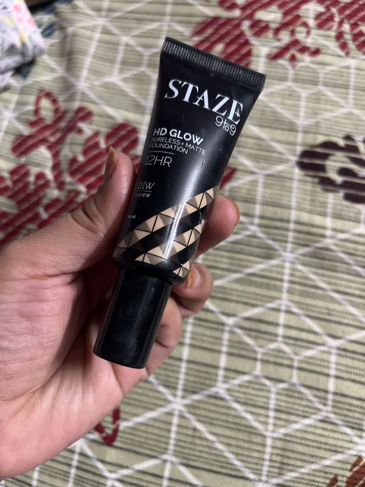 Staze HD Glow Poreless Matte Foundation