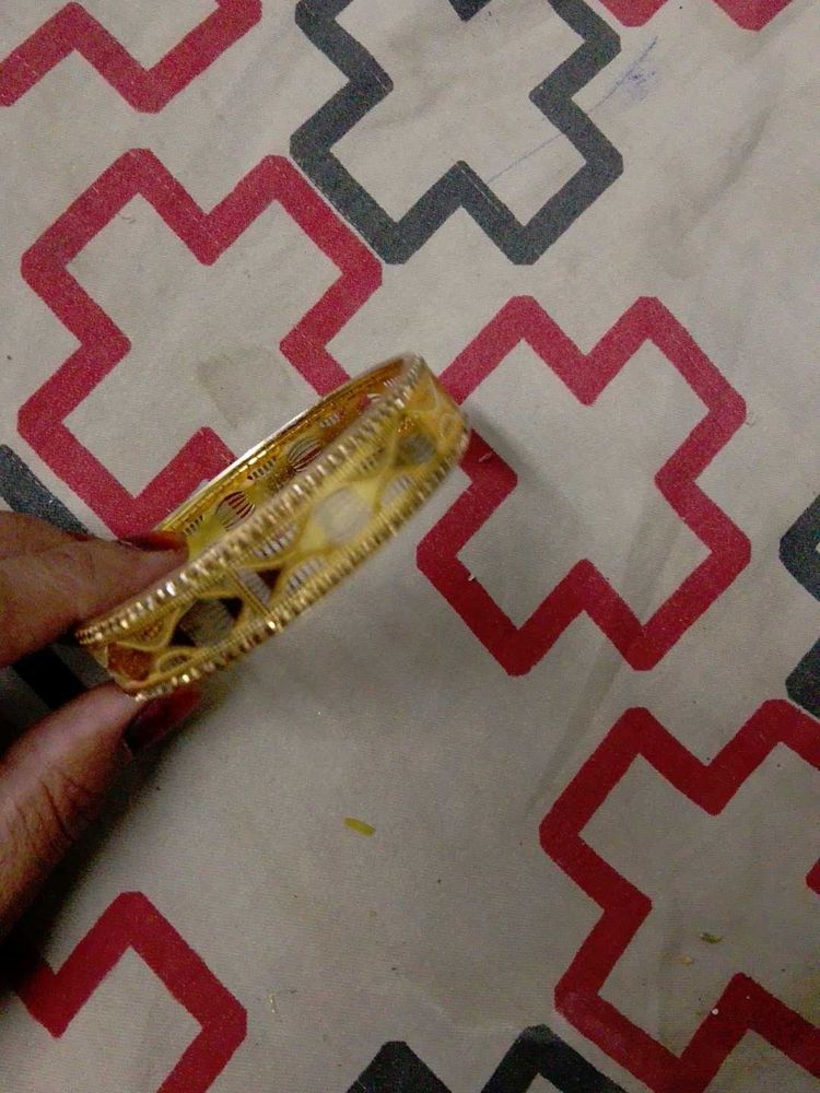 Elegant Gold Tone Bangle