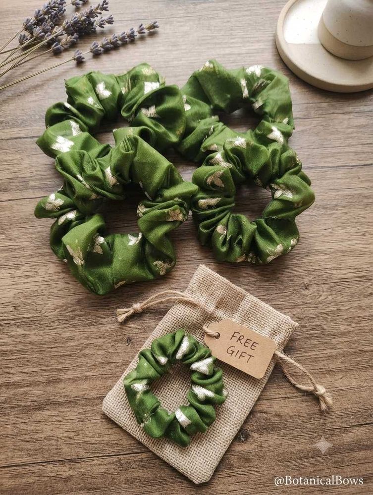 🔥BUT 4 GET 1 FREE🔥Green Floral Scrunchies Set