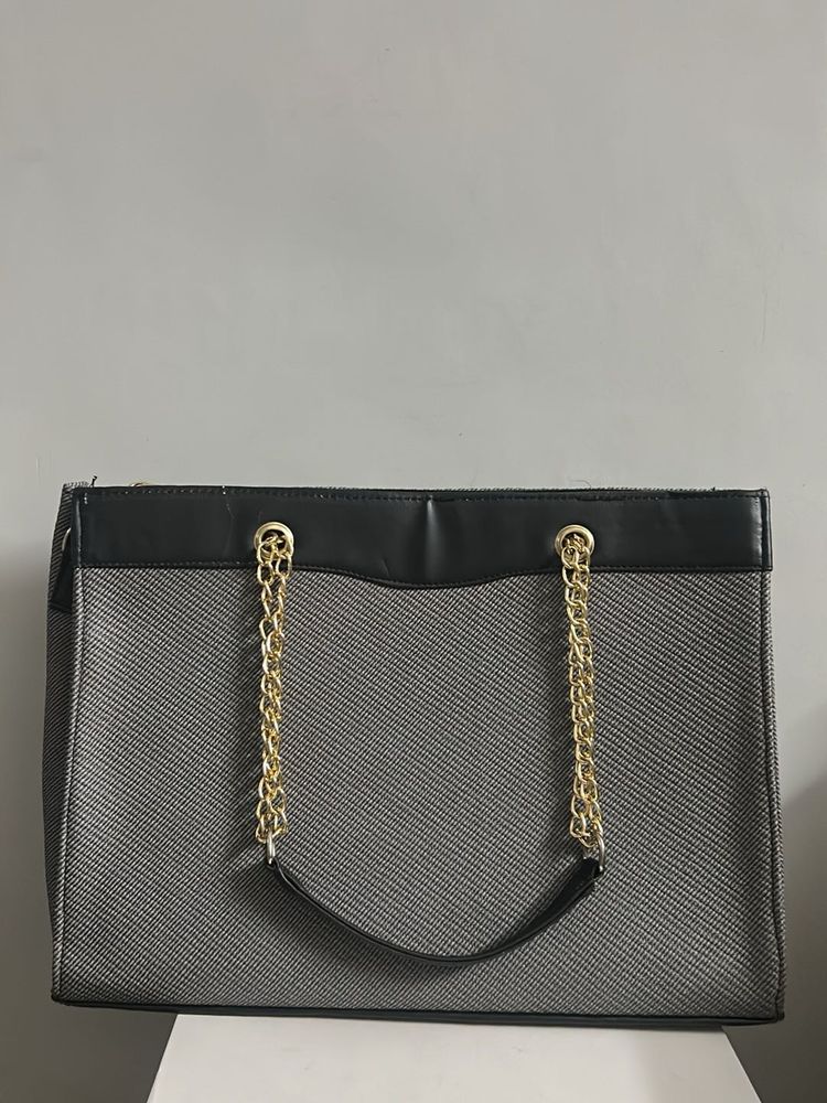 Chic Tote Bag with Gold Chain