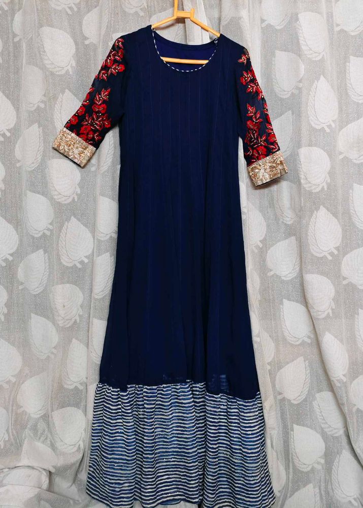 Navy blue Maheshwar ethnic motifs maxi dress featu