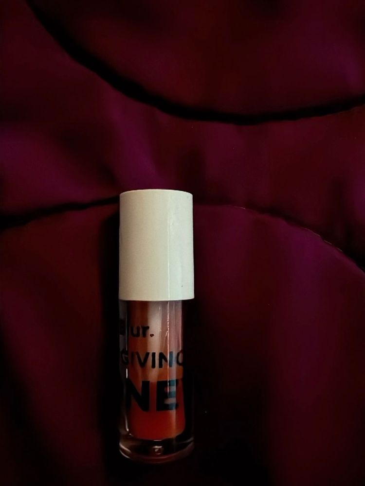 GIVING ONE Lipgloss - Rich Red Shade