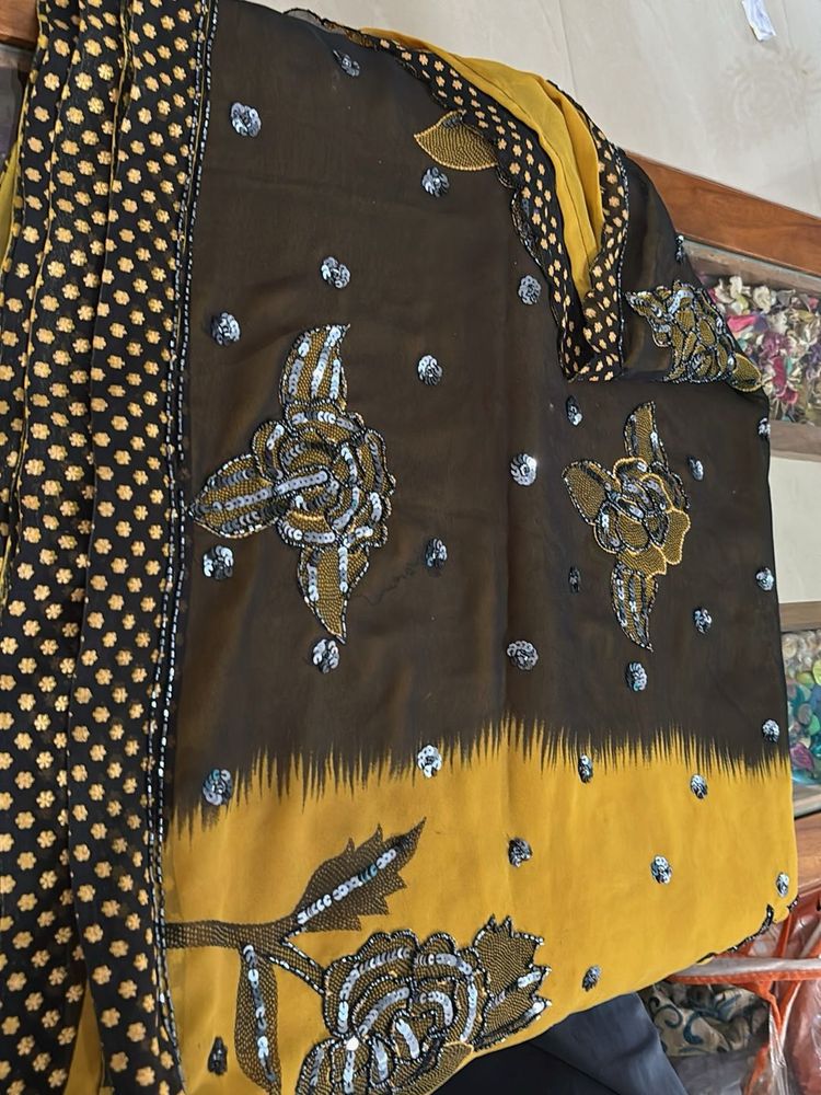 Embellished Saree with Floral Motifs