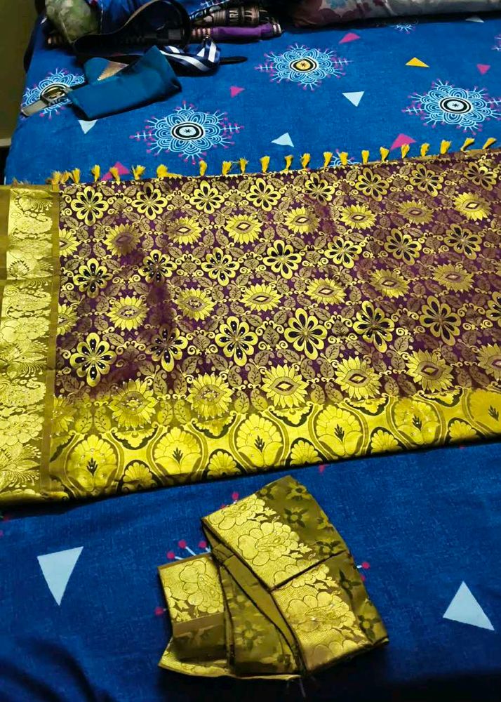 Exquisite Silk Saree with Intricate Gold Weaving