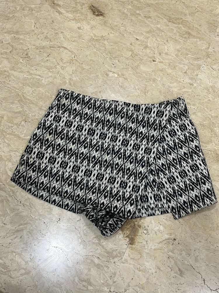 Stylish Black &amp; White Patterned Shorts