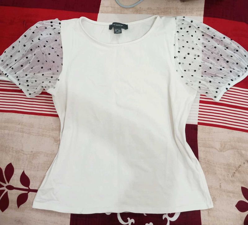 Cute white top with mesh sleeves 🤍