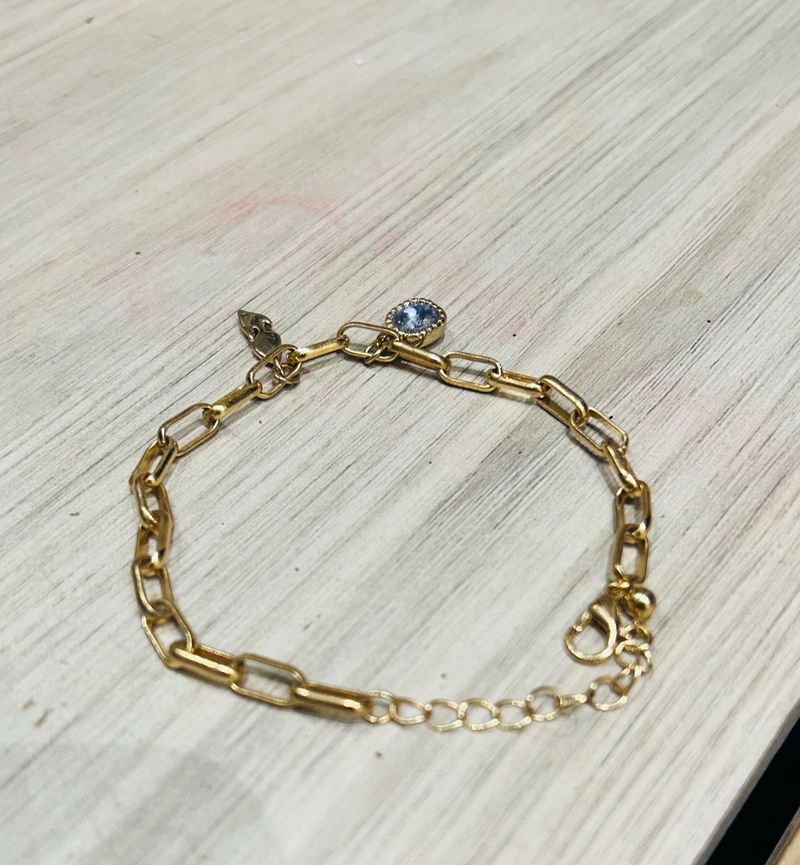 Chic Gold Chain Bracelet with Blue Gem
