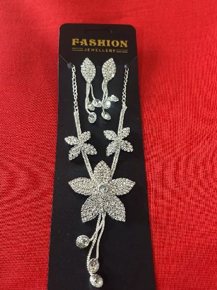 Sparkling Silver Floral Jewelry Set