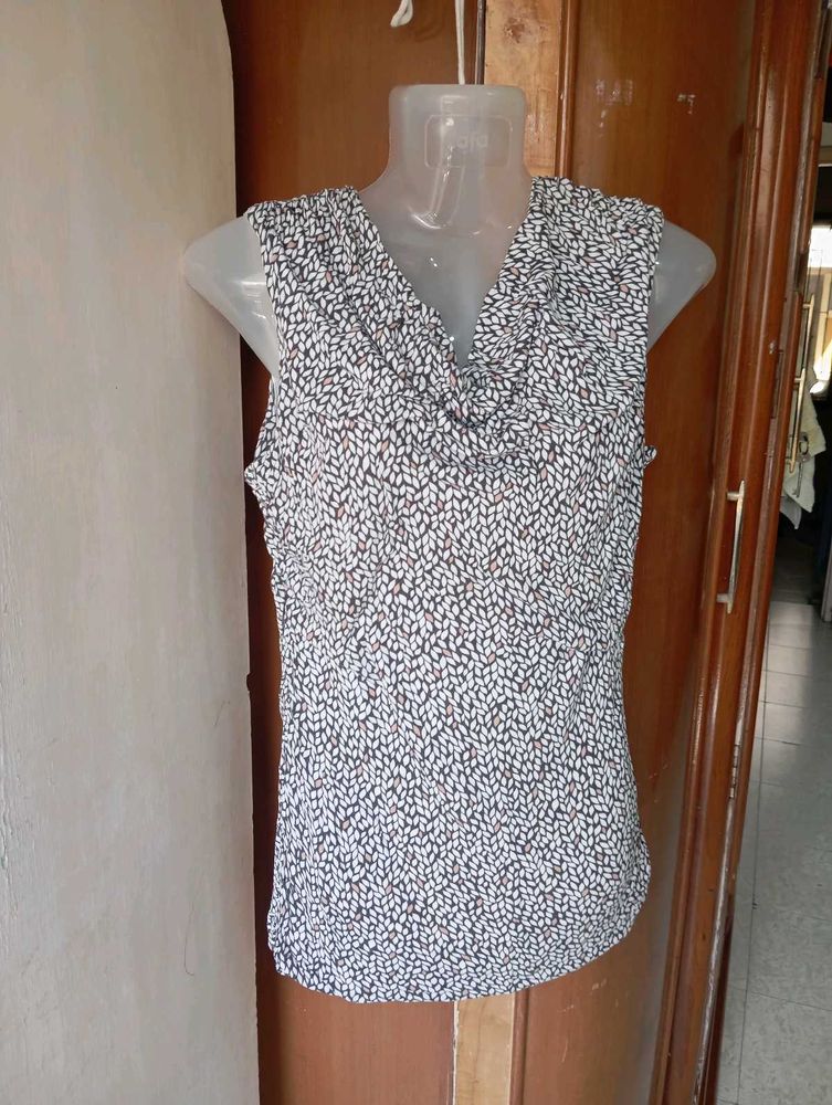 Stylish Sleeveless V-Neck Top