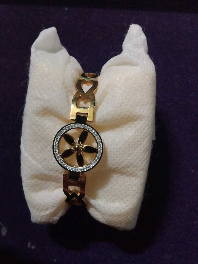 Elegant Gold-Tone Fashion Bracelet