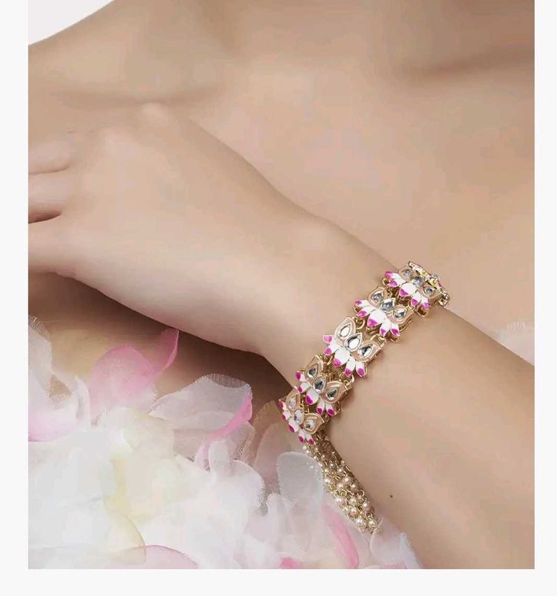 Elegant Gold-Tone Floral Bracelet