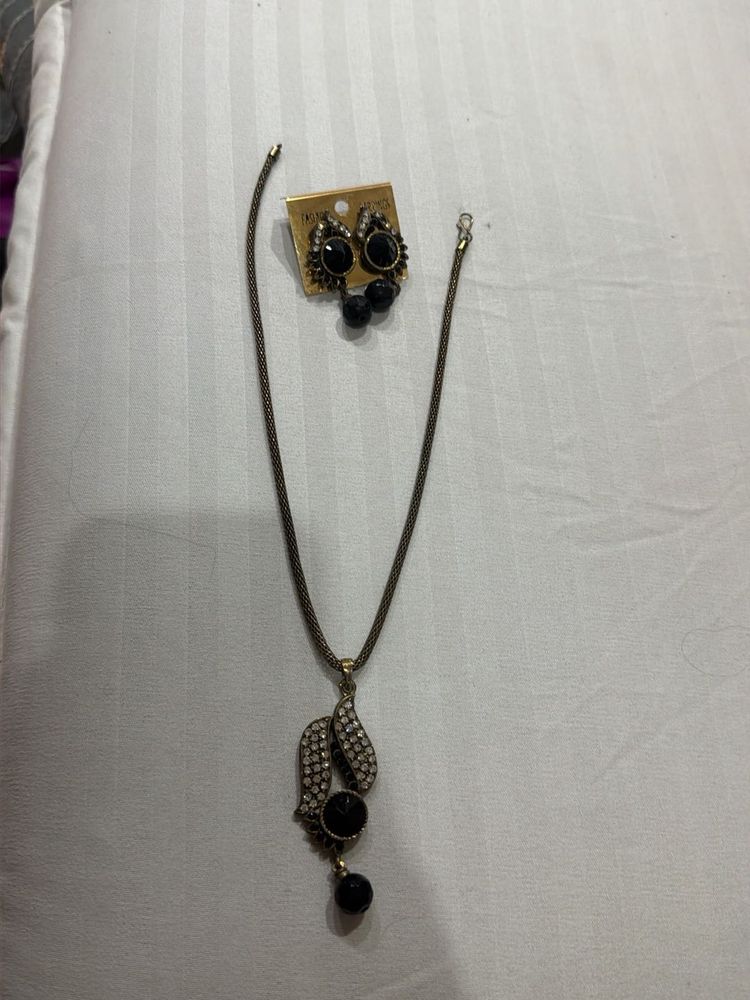 Elegant Black Pendant Necklace &amp; Earrings Set