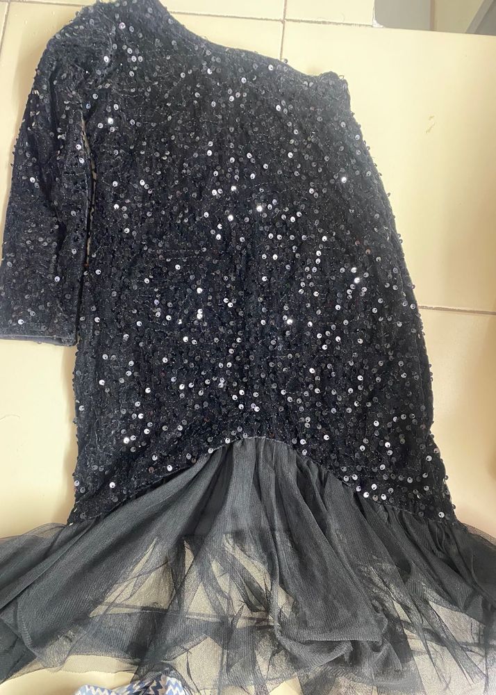black one side open hand dress