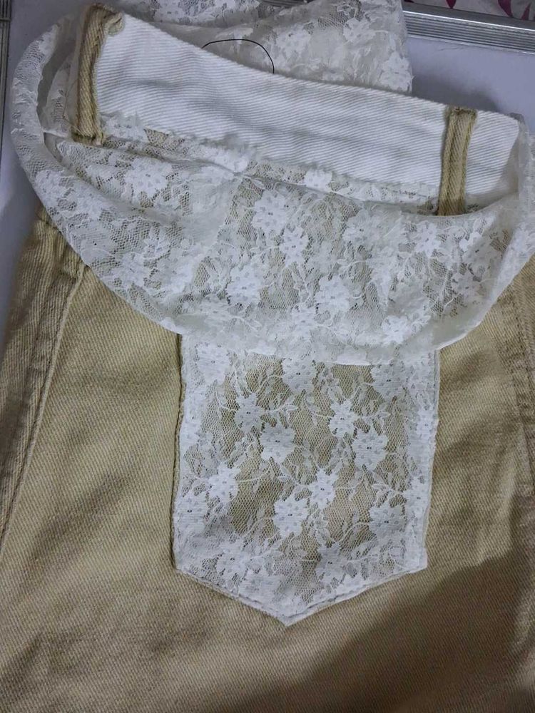 Stylish Women's Jeans with Lace Pocket Detail