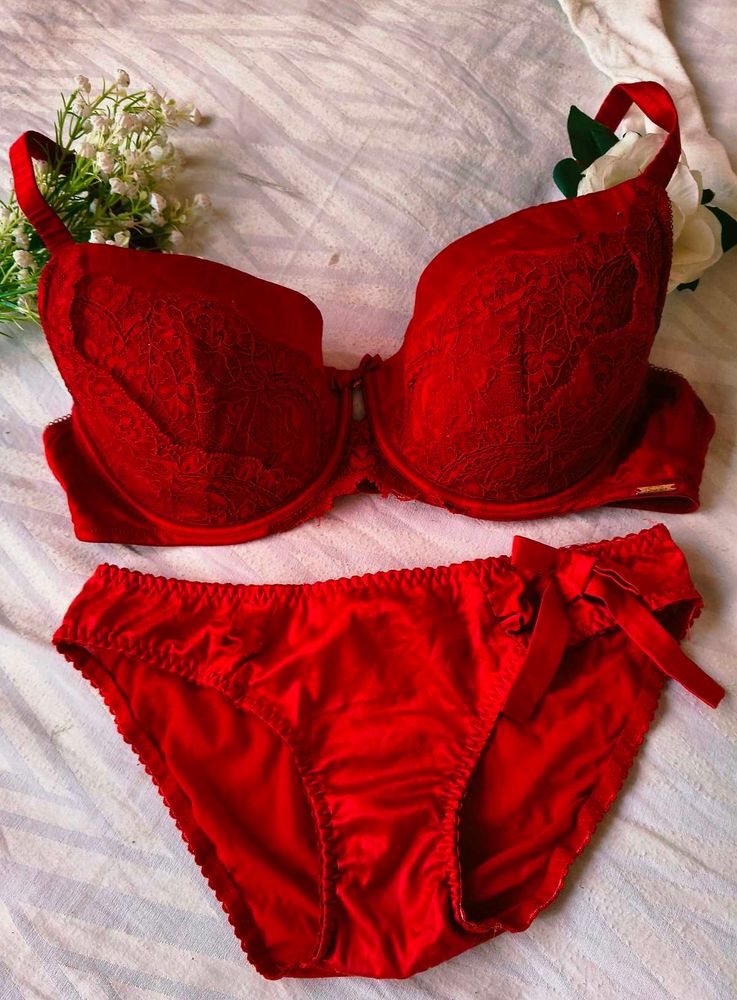 Very Beautiful Paded Bra With Penty
