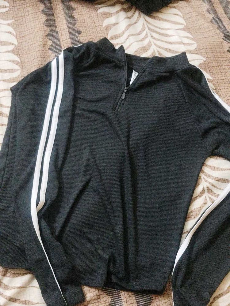 black crop athlete zip up top