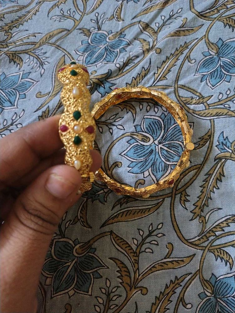 Exquisite Gold Bangle Set with Gems