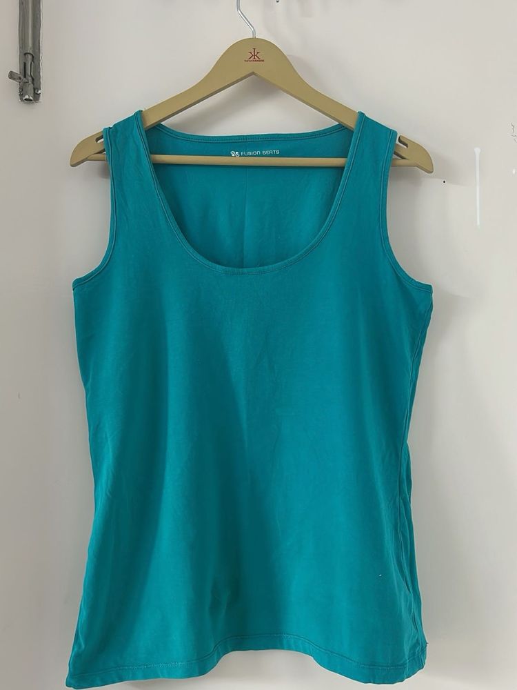 sleeveless top for casual and exercise wear