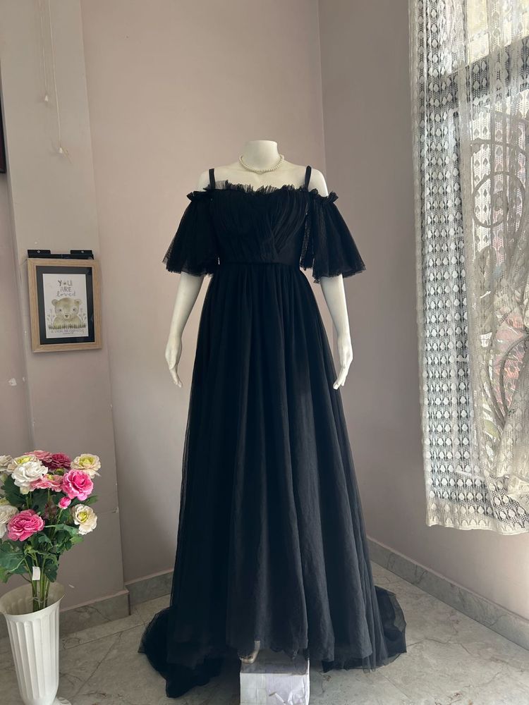 Elegant Off-Shoulder Black Tulle Gown