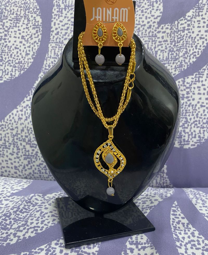 Elegant Gold Necklace and Earrings Set