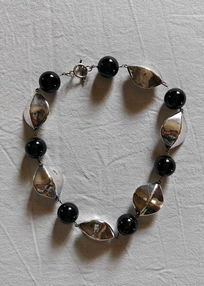 Chic Black Bead &amp; Silver Leaf Necklace
