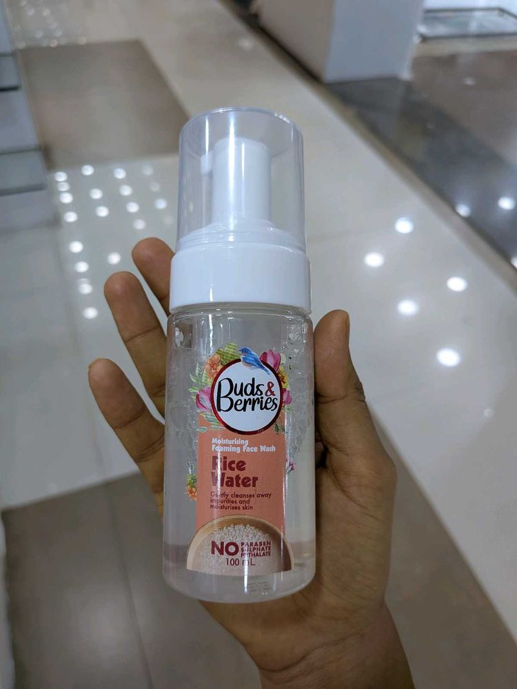 Buds &amp; Berries Rice Water Foaming Face Wash