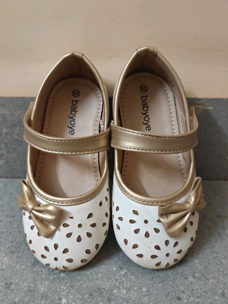 Baby Girls White &amp; Gold Bow Shoes