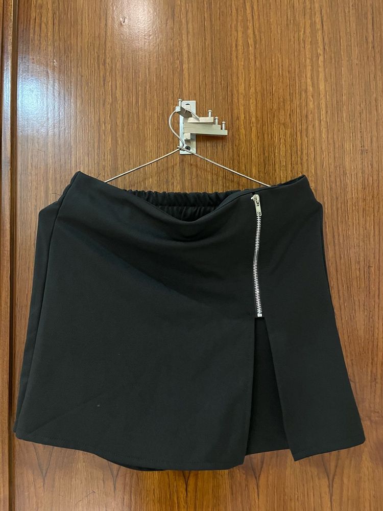 Chic Black Skirt with Zipper Detail