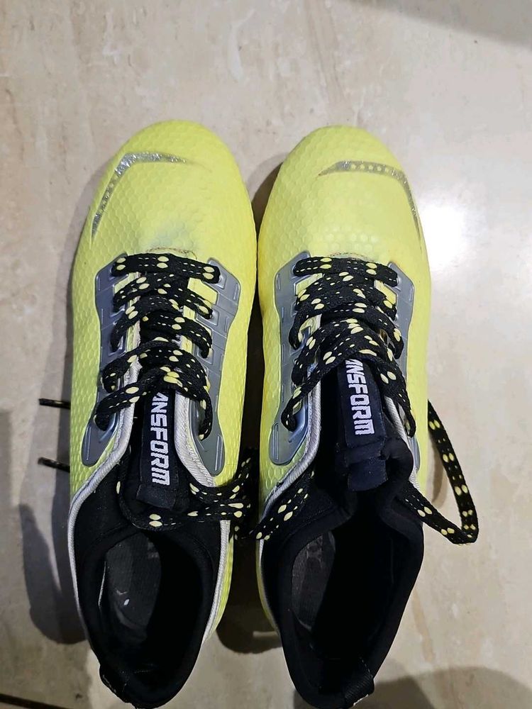 boys football shoes (one time used )8-10 Years
