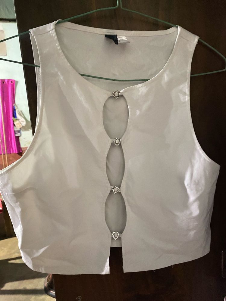 H&amp;M Chic White Top with Heart Details SIZE