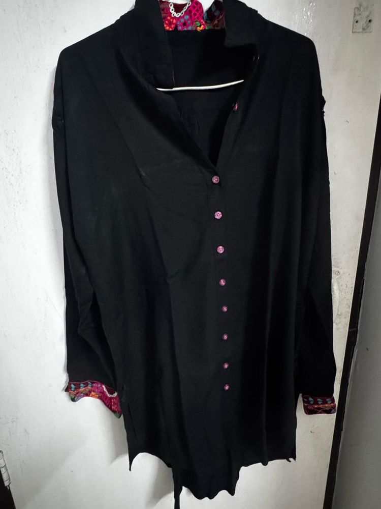 Curved hemline-black kurta with woven embroidery