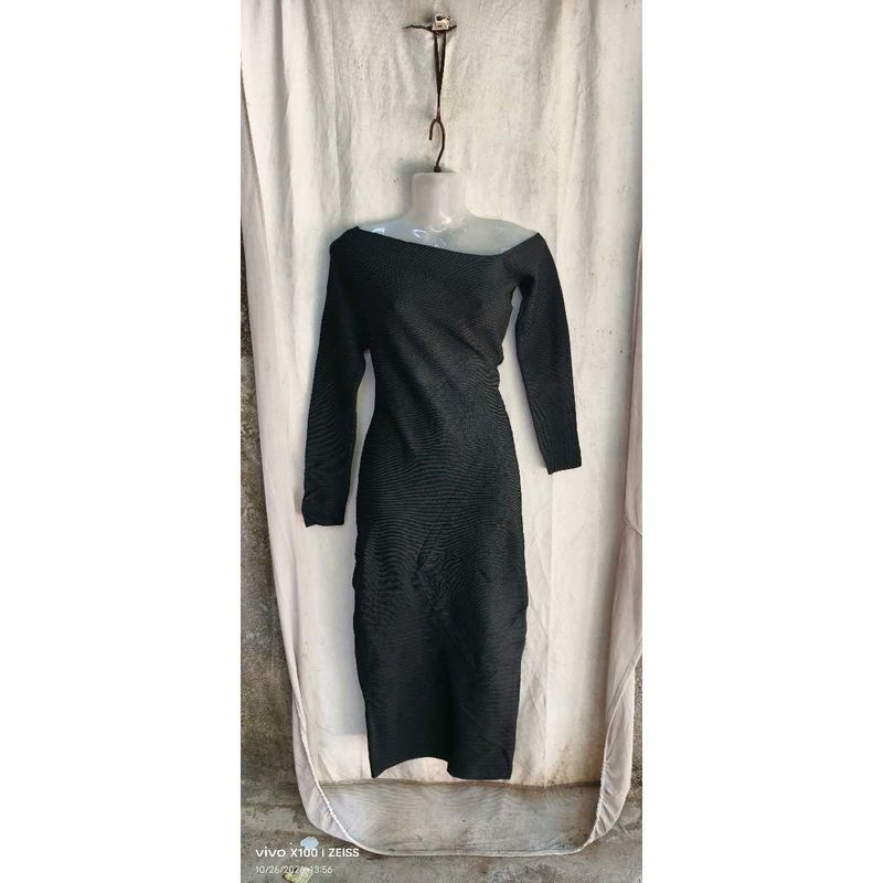 Chic Black Off-Shoulder Midi Dress