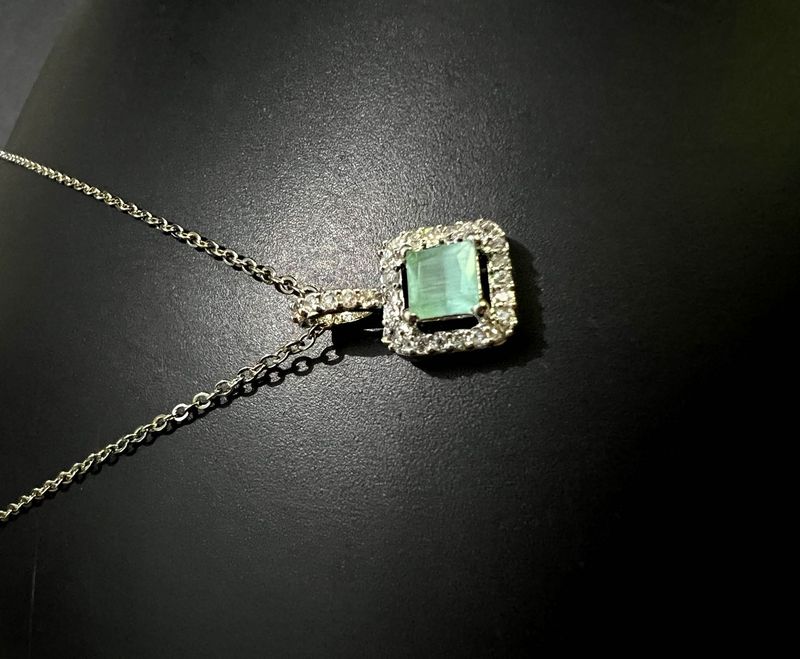 Elegant Emerald &amp; Diamond Pendant Necklace