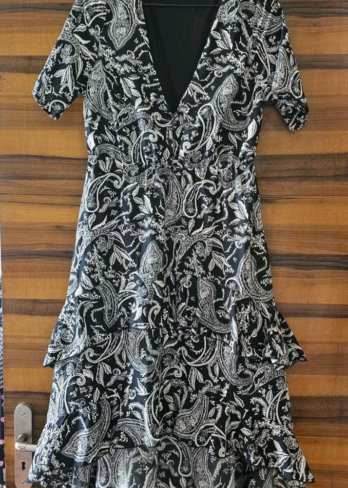 Stylish Black &amp; White Paisley Print Dress