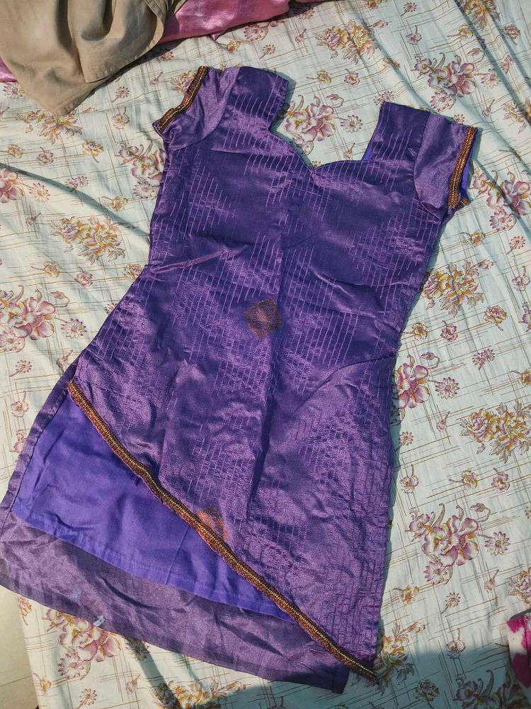 💜 lavender top🪻with Embellished Neckline and ski