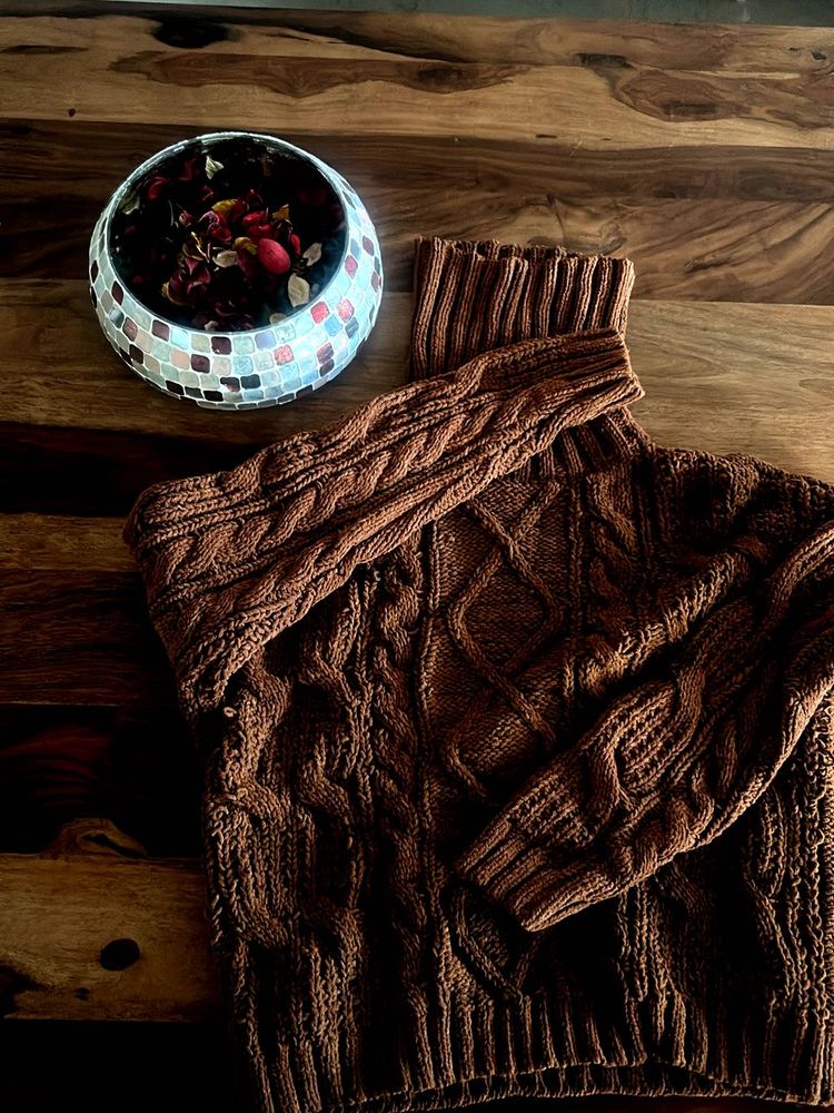 Winter ❄️ Beautiful Brown Cable Knit Turtleneck