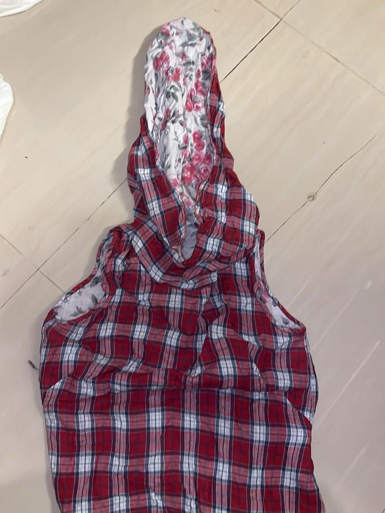 Red Plaid Sleeveless Hooded Top