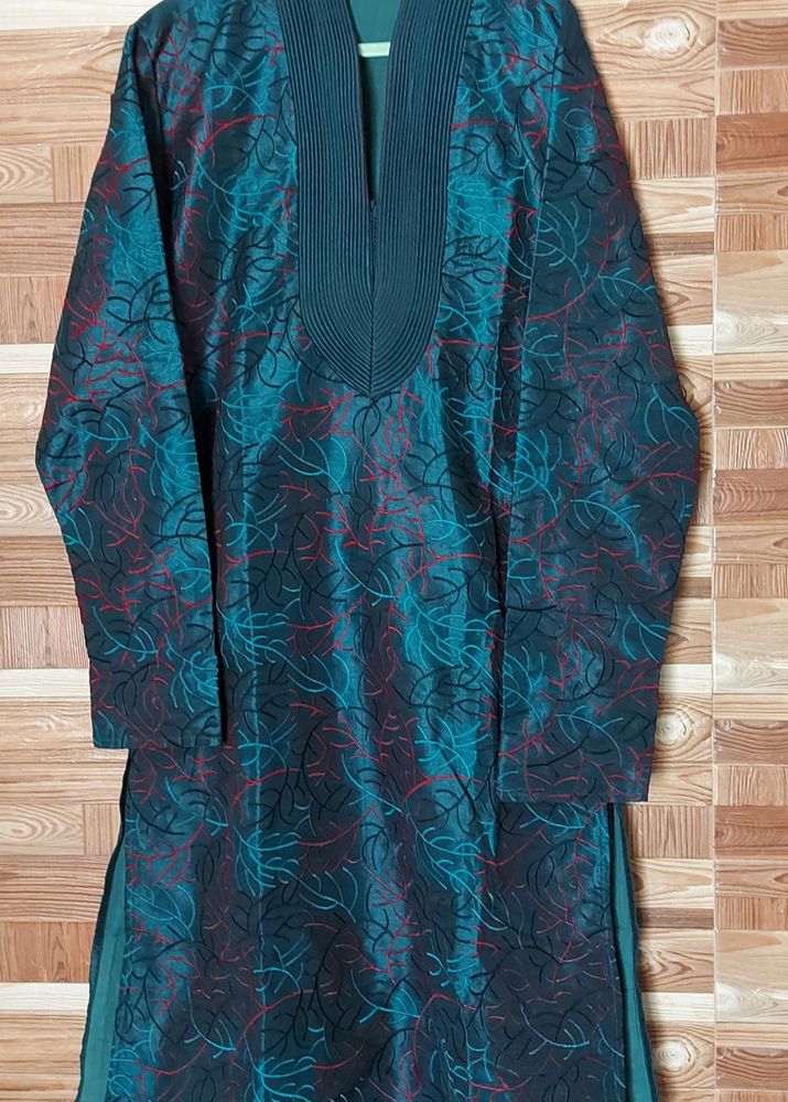 Brand New Luxurious Kurta, Never Worn. Best For Navaratri And Merrage Functions. You Will Not Regret Buying This.