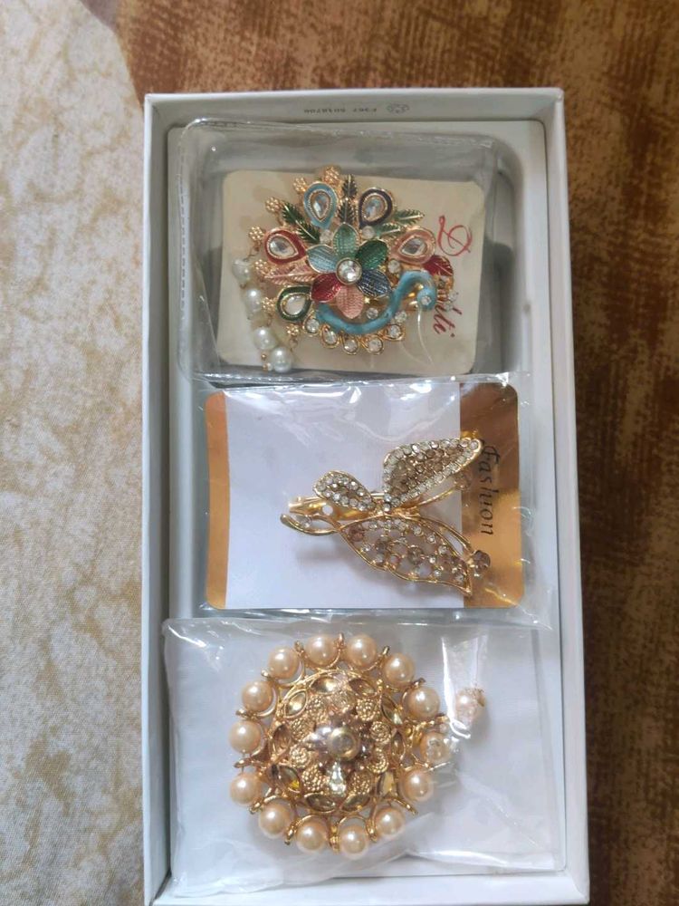Exquisite Pearl &amp; Gold Tone Brooch