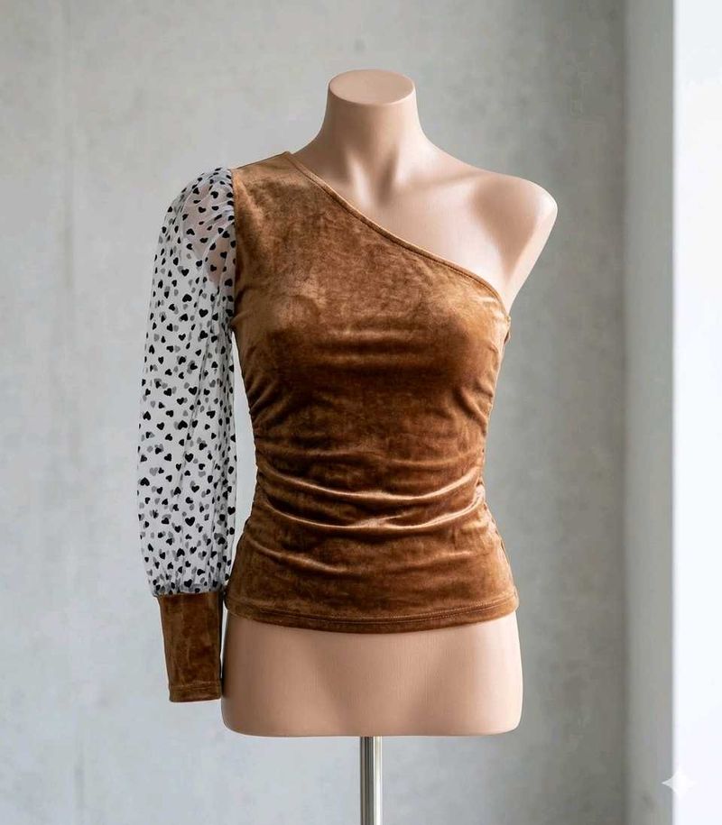One-Shoulder Velvet Top with Heart Print Sleeve