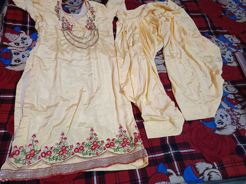 Price Dropped : Embroidered Kurta Set