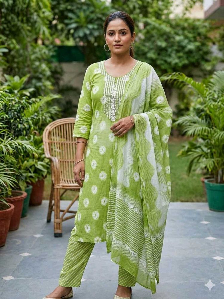 Green Tie-Dye Kurta with Embellished Neck