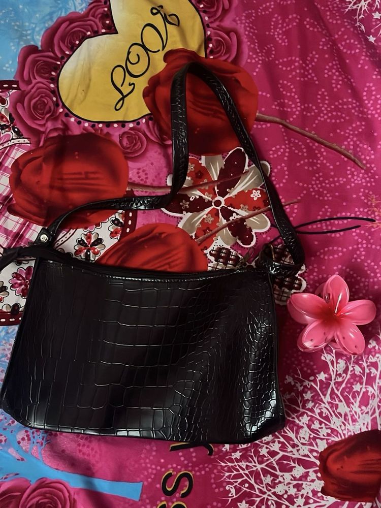 Chic Black Croc-Embossed Shoulder Bag